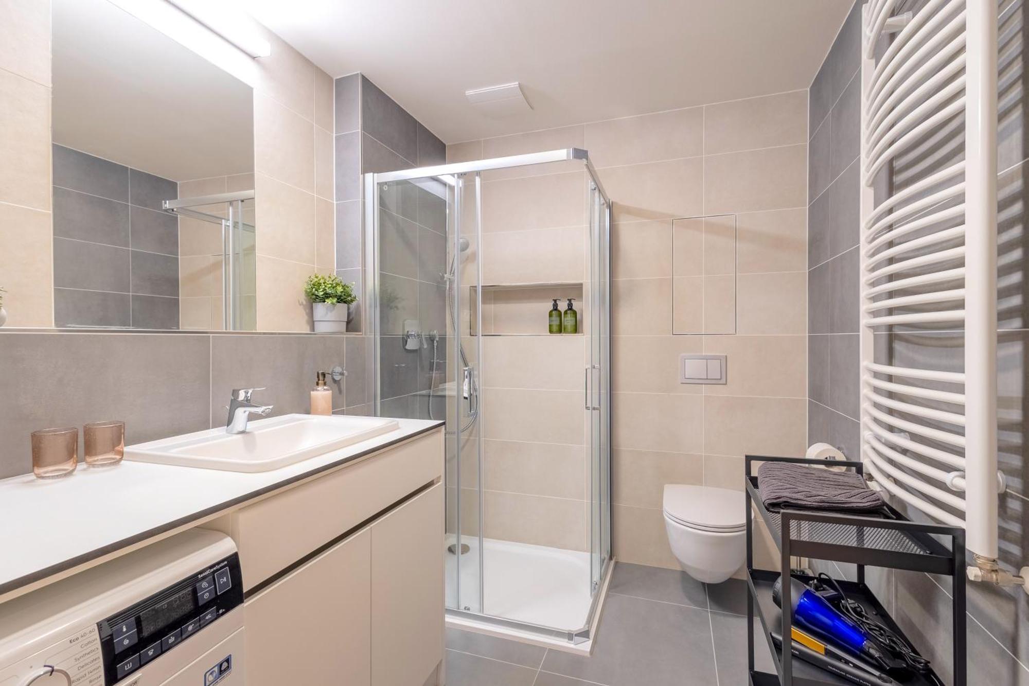 Bright 2Br - 7Th Floor, Balcony, Free Parking By Gravity Prague Appartement Buitenkant foto